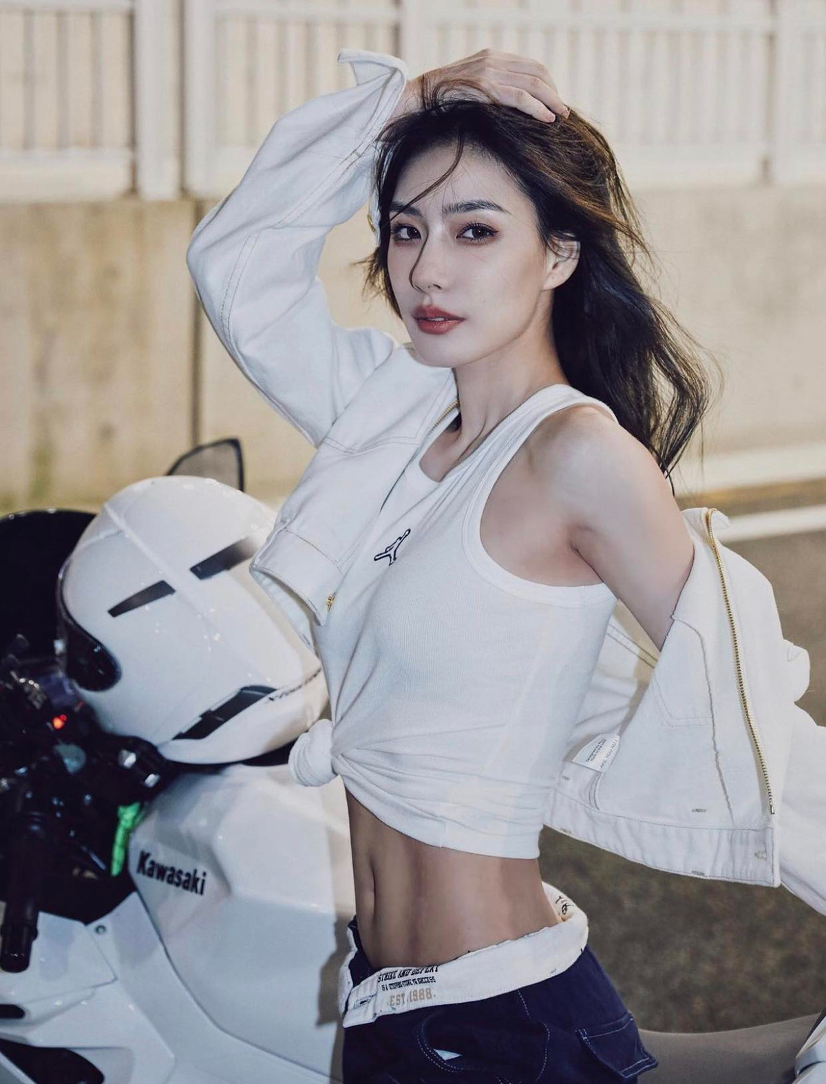 Chen thường xuyên đăng tải những hình ảnh trong phòng tập trên trang cá nhân và nhận được nhiều lượt yêu thích của cư dân mạng.