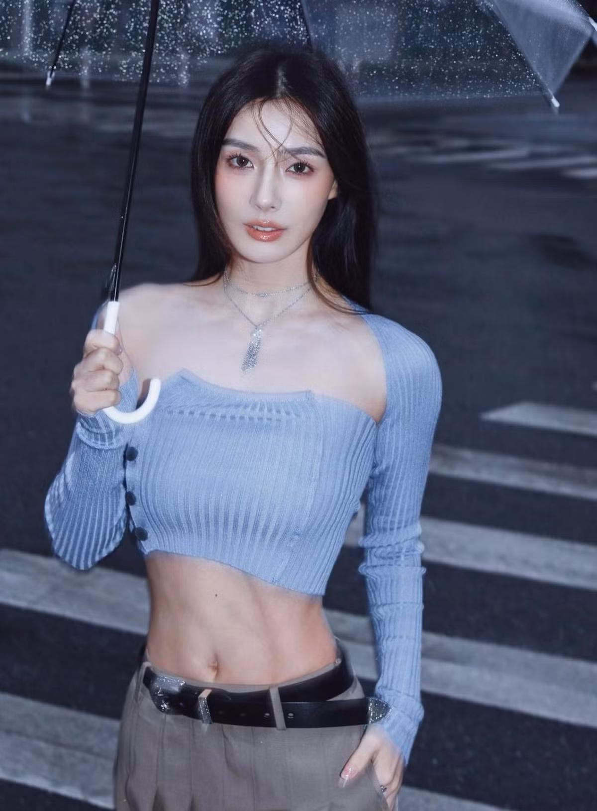 Mục tiêu tập luyện của cô là hướng tới hình ảnh cô gái có cơ bụng quyến rũ nhưng vẫn phù hợp với tiêu chuẩn đẹp châu Á. Ảnh: IGNV