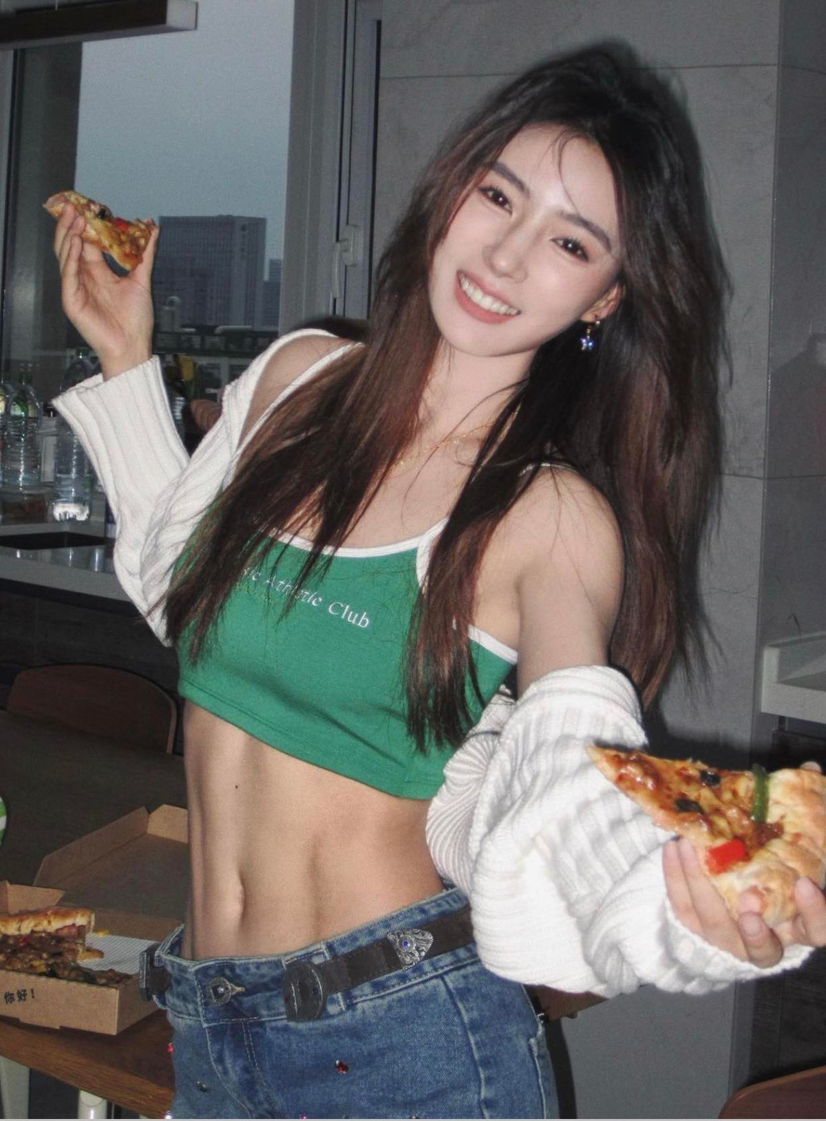 Người hâm mộ khắp châu Á cho rằng xét về hình thể hay về visual vô cùng trong trẻo, ngọt ngào, mỹ nhân Hàng Châu chẳng hề thua kém bất kì ngôi sao Cbiz nào.