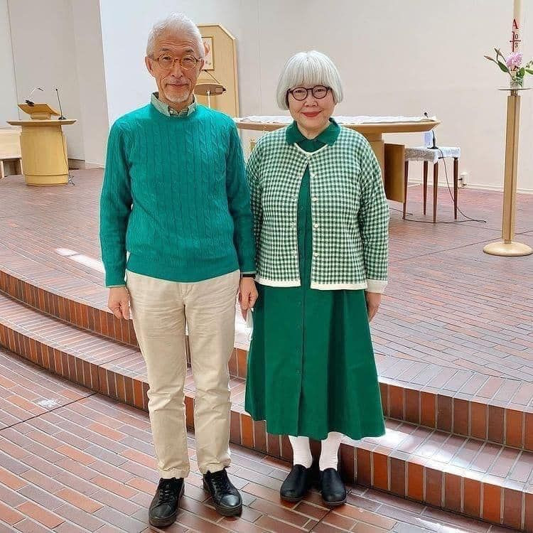 Không giống với những người lớn tuổi khác, hai cụ Tsuyoshi và Tomi Seki thường mặc những bộ trang phục có màu sắc nổi bật cá tính và kết hợp rất duyên dáng khi đi chung với nhau.