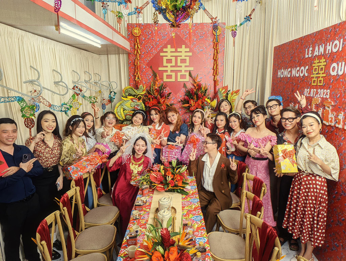 Bạn bè và người thân của cô dâu chú rể cũng chọn trang phục theo phong cách “dân chơi” ngày đó.