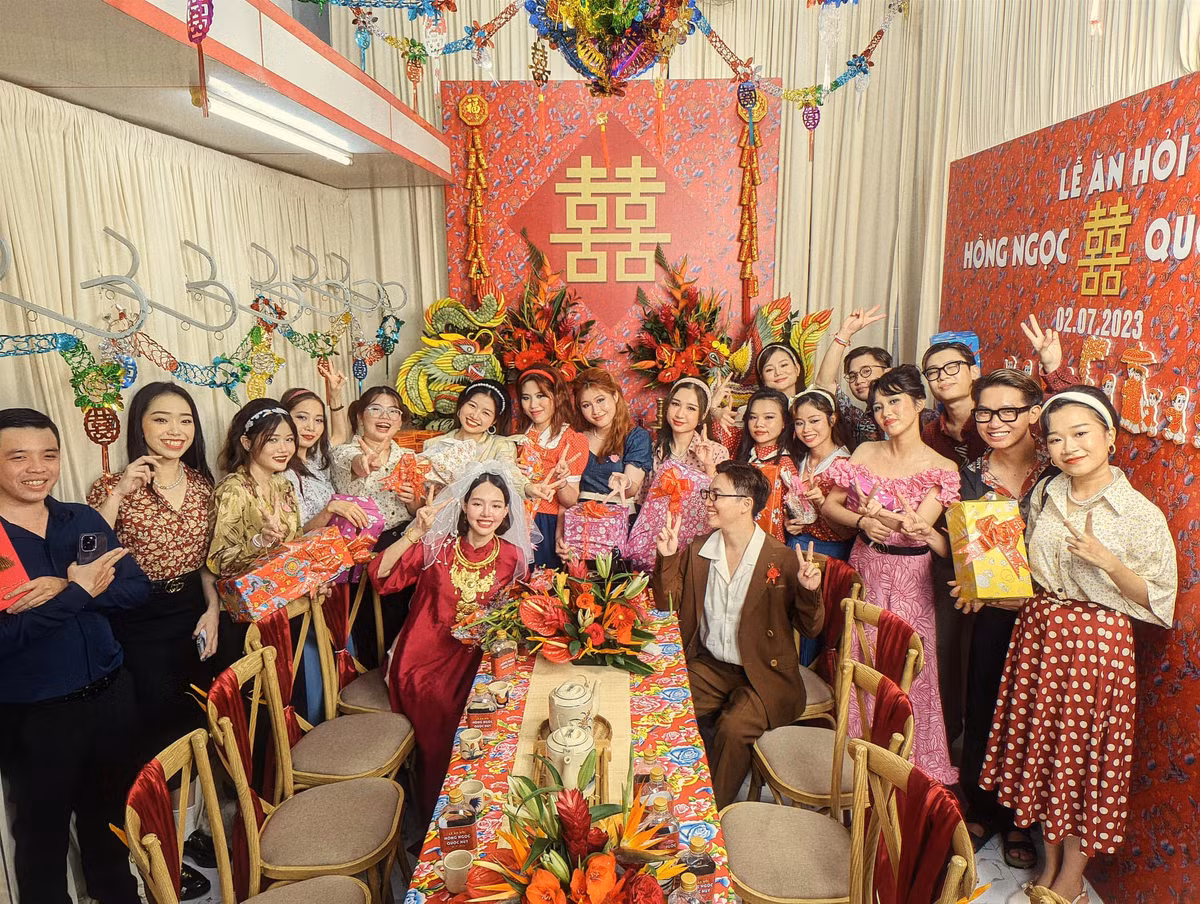 Bạn bè và người thân của cô dâu chú rể cũng chọn trang phục theo phong cách “dân chơi” ngày đó.