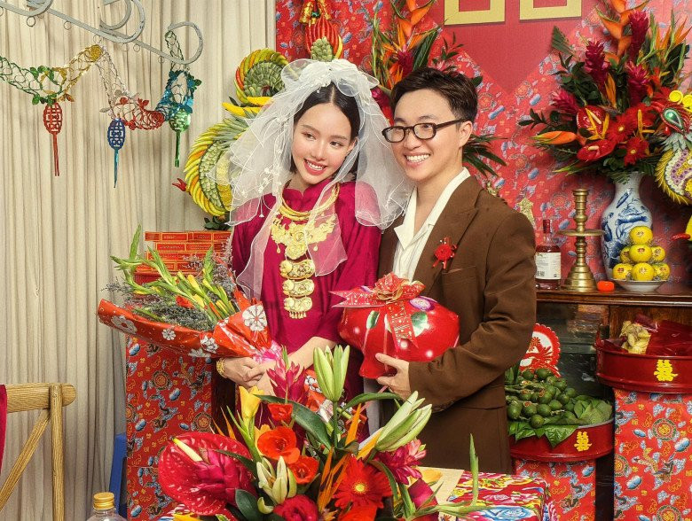 Trong loạt ảnh này, cô dâu mặc áo dài đỏ như bình thường nhưng cách làm tóc, trang điểm và bó hoa thì đúng phong cách đám cưới xưa.