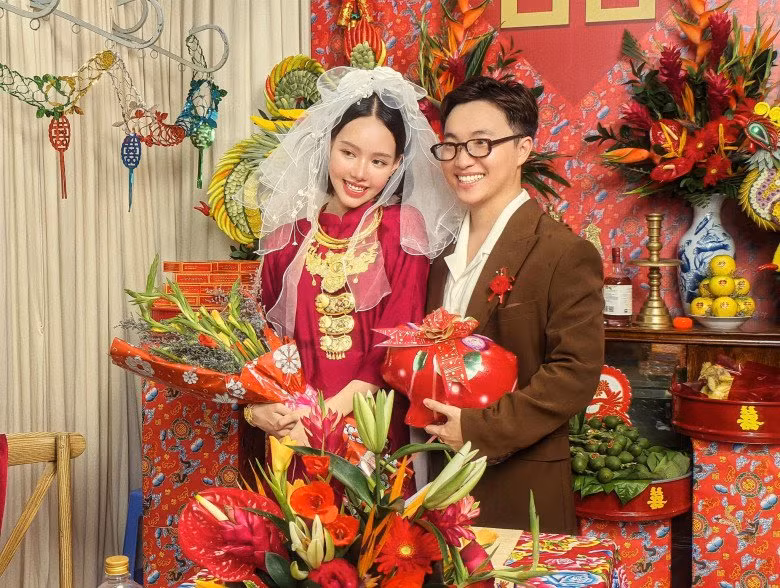 Trong loạt ảnh này, cô dâu mặc áo dài đỏ như bình thường nhưng cách làm tóc, trang điểm và bó hoa thì đúng phong cách đám cưới xưa.