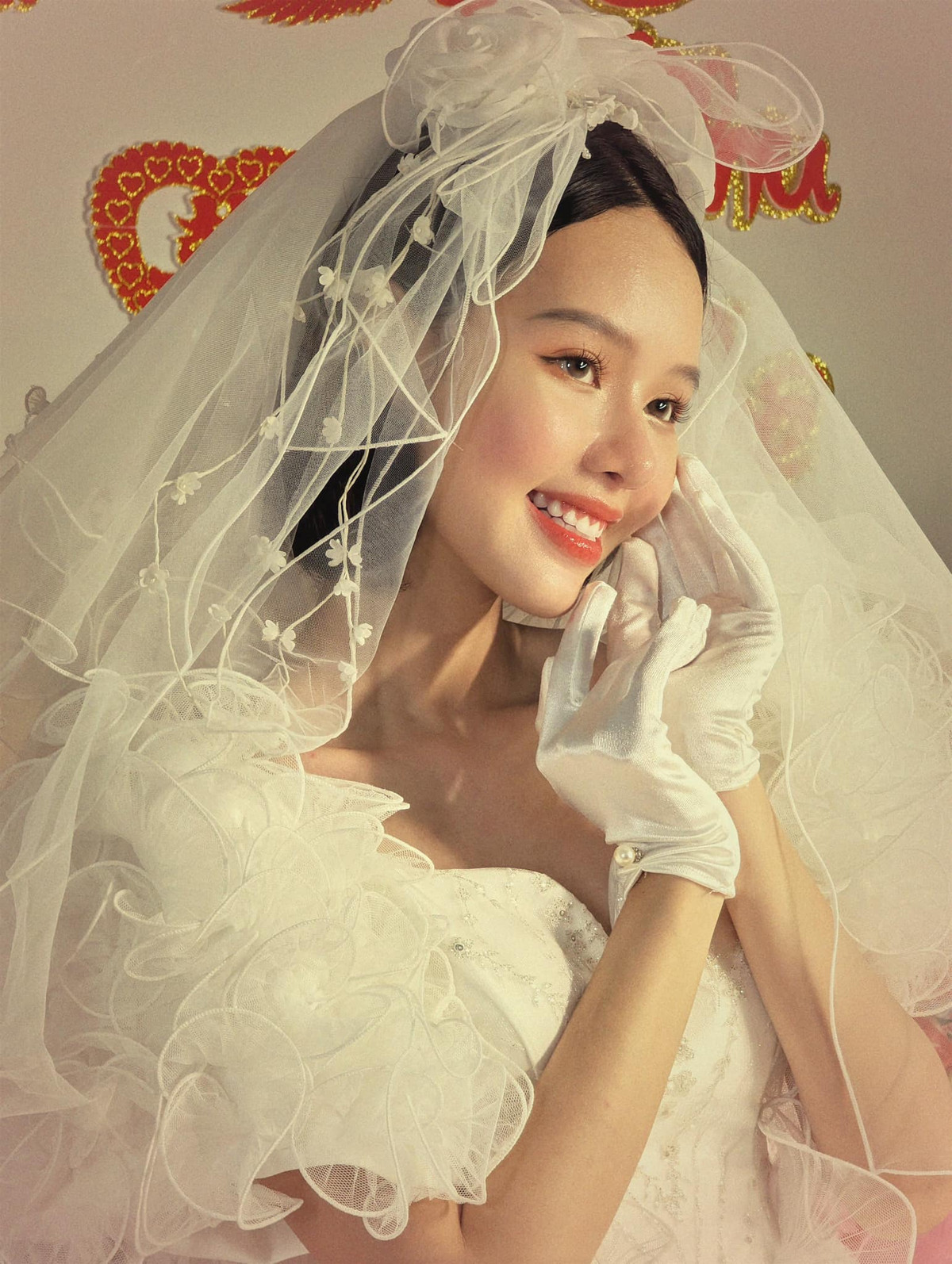 Đám cưới đặc biệt này mặc dù tổ chức ở thời hiện đại nhưng cô dâu, chú rể lại lựa chọn phong cách xưa cũ. Từ trang phục đến bối cảnh khá giống với thời xưa.