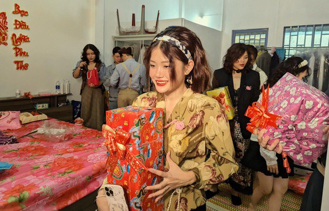 Không những thế bối cảnh lễ ăn hỏi cũng được bày trí y hệt đám cưới ngày trước với hoa cưới là hoa lay ơn, chiếc radio, điện thoại quay số…