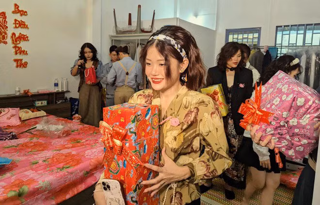 Không những thế bối cảnh lễ ăn hỏi cũng được bày trí y hệt đám cưới ngày trước với hoa cưới là hoa lay ơn, chiếc radio, điện thoại quay số…