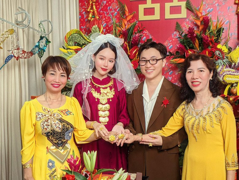 Về phần mình, chú rể mặc vest dáng rộng theo kiểu của các bố, các bác trước đây.