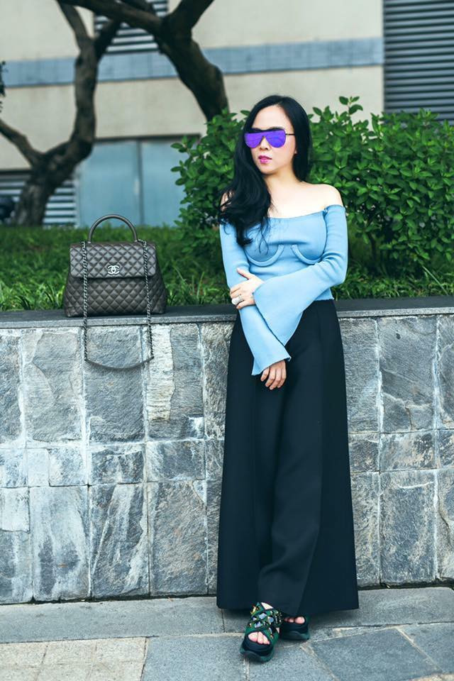 Hình ảnh không filter màu mè hay chỉnh sửa cầu kì dường như đã hé lộ vóc dáng đời thực của nữ đại gia xứ Thanh không xinh đẹp như ảnh mạng.