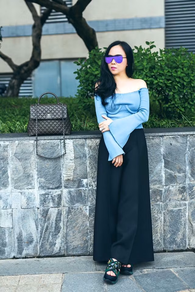 Hình ảnh không filter màu mè hay chỉnh sửa cầu kì dường như đã hé lộ vóc dáng đời thực của nữ đại gia xứ Thanh không xinh đẹp như ảnh mạng.