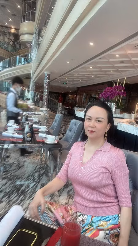 Nhìn chung, ở tuổi sắp sửa ngũ tuần của nữ đại gia, việc giữ được vóc dáng và tinh thần như thế này là điều đáng khen ngợi.