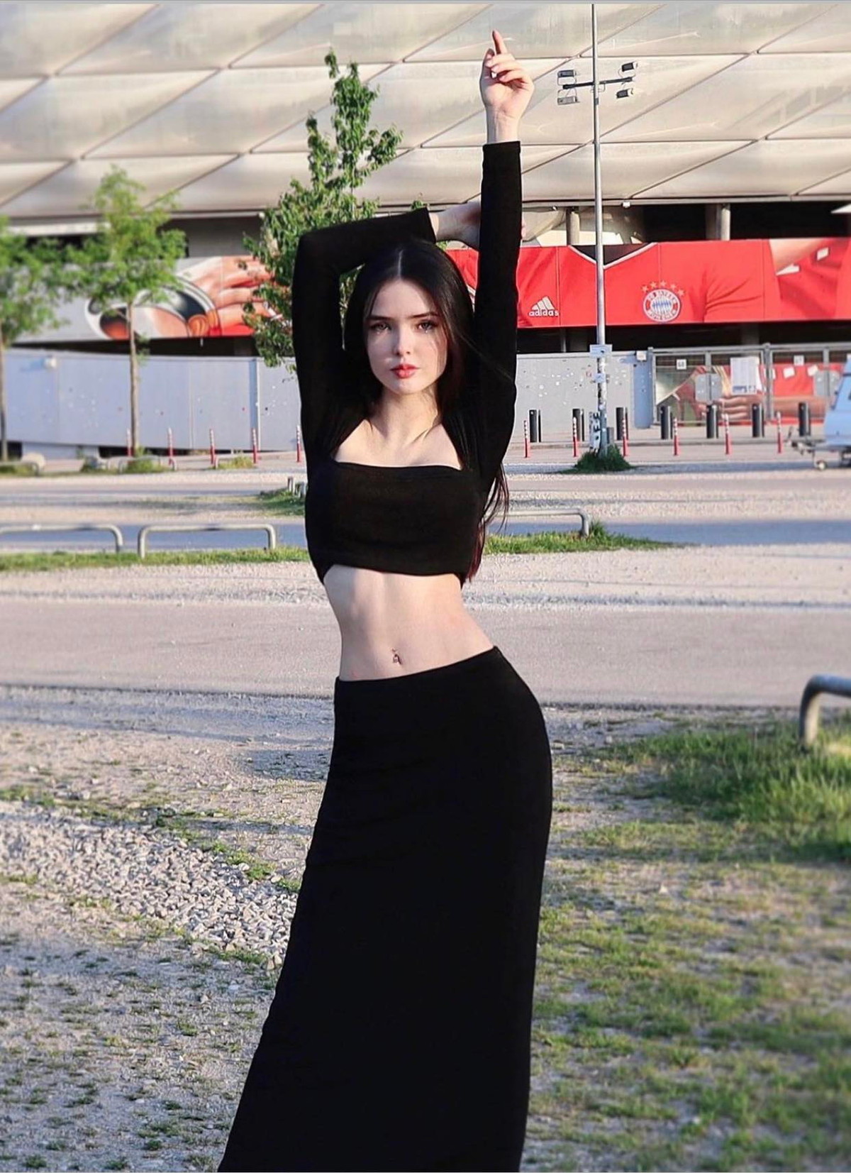 Được biết, gái xinh Venezuela sinh năm 1999. Cô được biết đến với tư cách TikToker, người mẫu Instagram, ca sĩ.