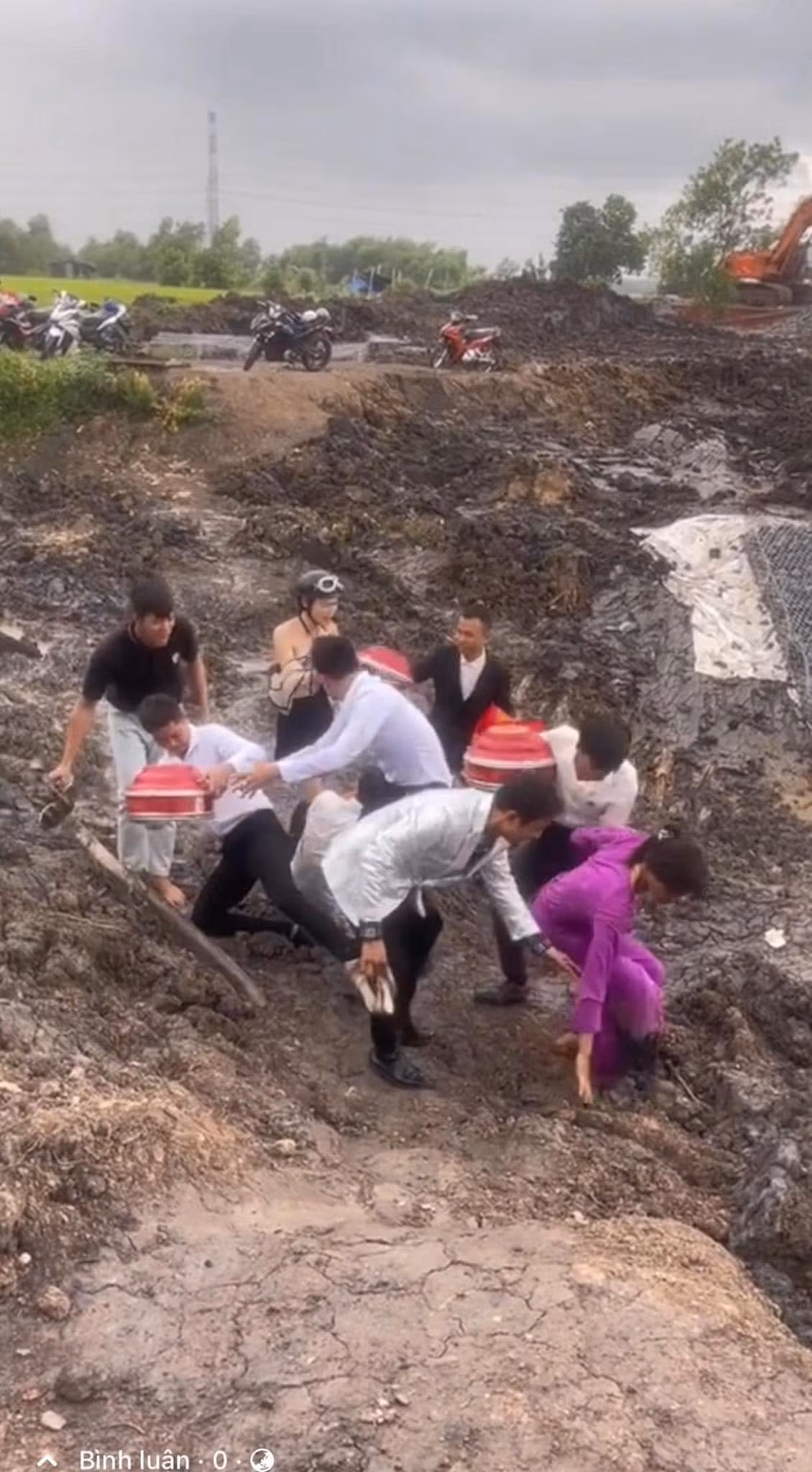 Theo khoảnh khắc này được ghi lại, phía nhà trai gần 10 người ăn mặc chỉnh tề, áo dài và cầm theo tráp sính lễ băng qua đường gồ ghề, cánh đồng lúa, bơi... mới đến được nhà gái. Ảnh: Nguyen Chi Nguyen