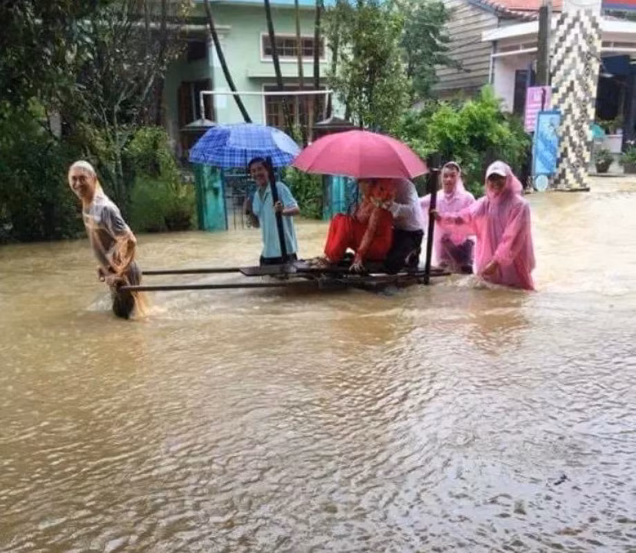 Tương tự như cảnh rước dâu như trải qua kiếp nạn trên, từ xưa đã xuất hiện nhiều đám cưới chẳng may vào ngày lũ lụt, từ đó cô dâu chú rể có được kỷ niệm đáng nhớ.