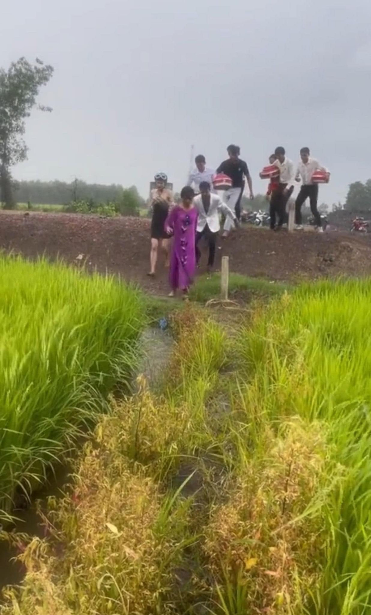 Chia sẻ lên MXH, chủ nhân clip còn chia sẻ: "Hồi yêu nhau anh bảo sau này cưới em, mấy sông anh cũng lội, mấy đèo anh cũng qua. Nay ứng nghiệm luôn rùi này''. Ảnh: Nguyen Chi Nguyen