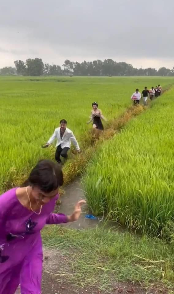Đoàn nhà trai phải băng qua con đường đá gồ ghề, băng qua đồng ruộng và thậm chí còn bơi thì mới đến được nhà gái đón dâu. Ảnh: Nguyen Chi Nguyen