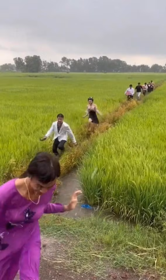 Đoàn nhà trai phải băng qua con đường đá gồ ghề, băng qua đồng ruộng và thậm chí còn bơi thì mới đến được nhà gái đón dâu. Ảnh: Nguyen Chi Nguyen