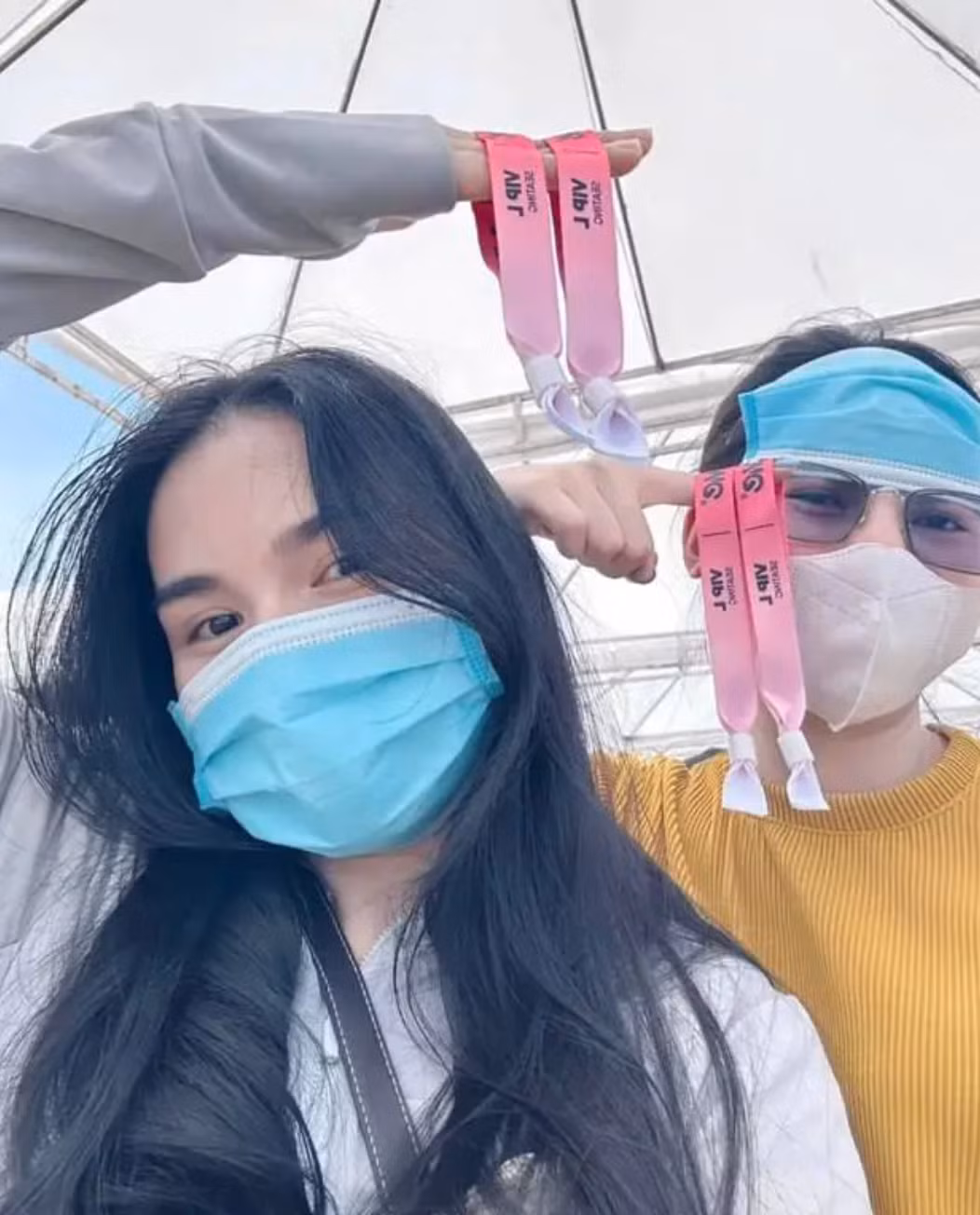 Vợ của tiền vệ Đỗ Hùng Dũng không nằm ngoài cuộc chơi, cô check in cùng chồng khi đang đi đổi vé VIP.