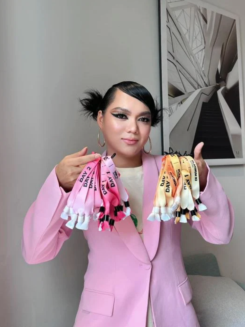 Người nắm nhiều vòng tay concert nhất thời điểm lúc này phải kể đến hot Tiktoker Phạm Thoại. Mới đây anh chàng khoe khoảnh khắc trên tay hàng chục chiếc vòng đủ màu làm minh chứng.