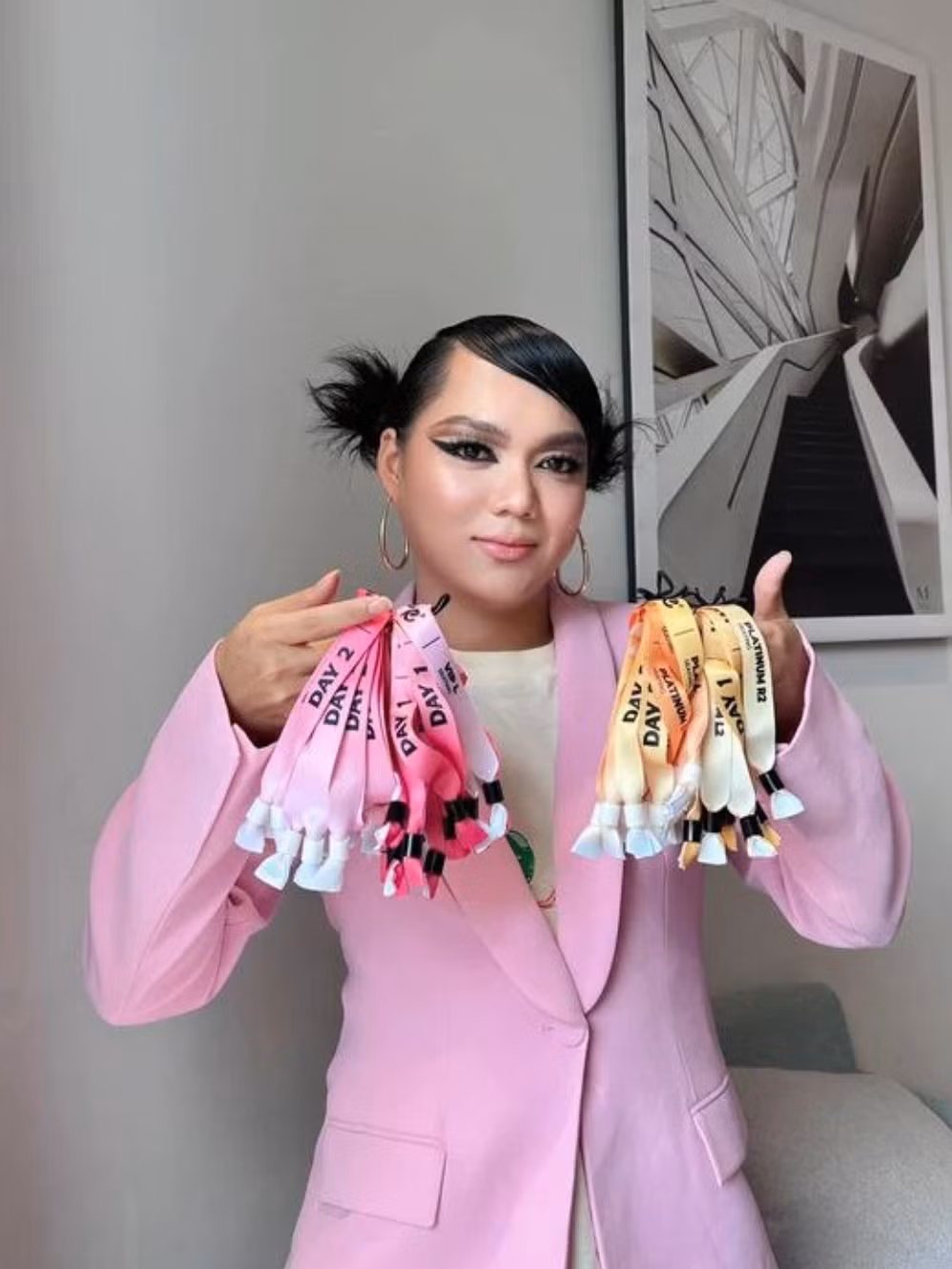 Người nắm nhiều vòng tay concert nhất thời điểm lúc này phải kể đến hot Tiktoker Phạm Thoại. Mới đây anh chàng khoe khoảnh khắc trên tay hàng chục chiếc vòng đủ màu làm minh chứng.