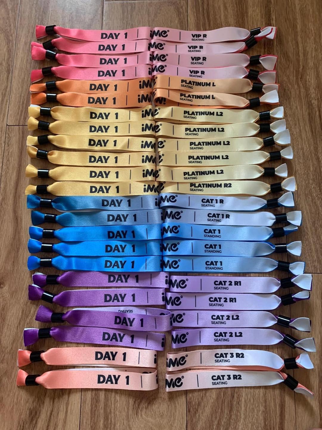 Theo đó, để tham gia concert BLACKPINK Hà Nội người xem cần có vòng tay (còn nguyên vẹn) được đeo vào cổ tay trong suốt sự kiện, phải xuất trình được vé điện tử bất cứ lúc nào được yêu cầu. Không đứng ngoài cuộc đua này, hội người nổi tiếng, hot girl MXH cũng lần lượt đăng tải hình ảnh vòng tay của mình.