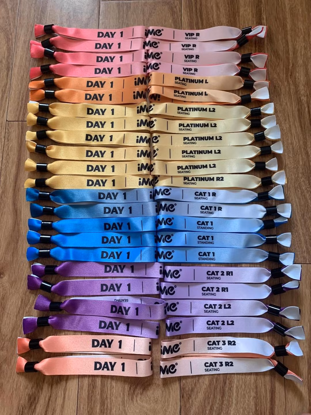 Theo đó, để tham gia concert BLACKPINK Hà Nội người xem cần có vòng tay (còn nguyên vẹn) được đeo vào cổ tay trong suốt sự kiện, phải xuất trình được vé điện tử bất cứ lúc nào được yêu cầu. Không đứng ngoài cuộc đua này, hội người nổi tiếng, hot girl MXH cũng lần lượt đăng tải hình ảnh vòng tay của mình.