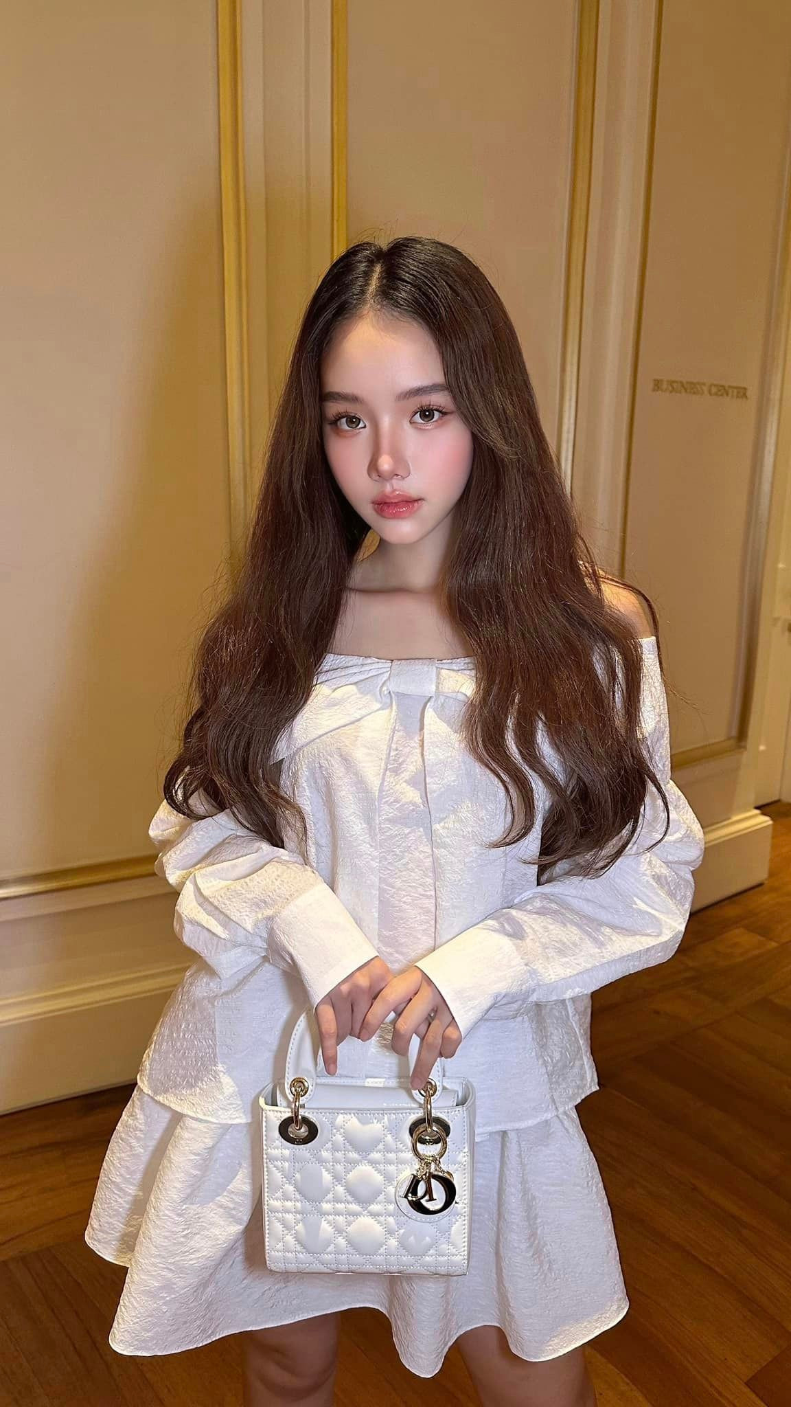 Cô nàng đã phải trải qua những lần tiểu phẫu, "vịt hóa thiên nga" để có được sắc vóc như hiện tại.