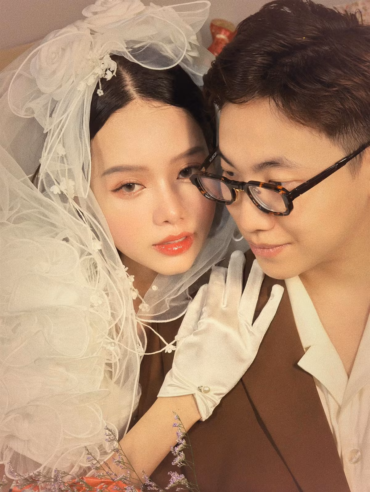 Cô dâu xinh đẹp trong đám cưới này có nickname là Jimin Young, sinh năm 2001, cô là hot girl TikTok khá nổi tiếng.