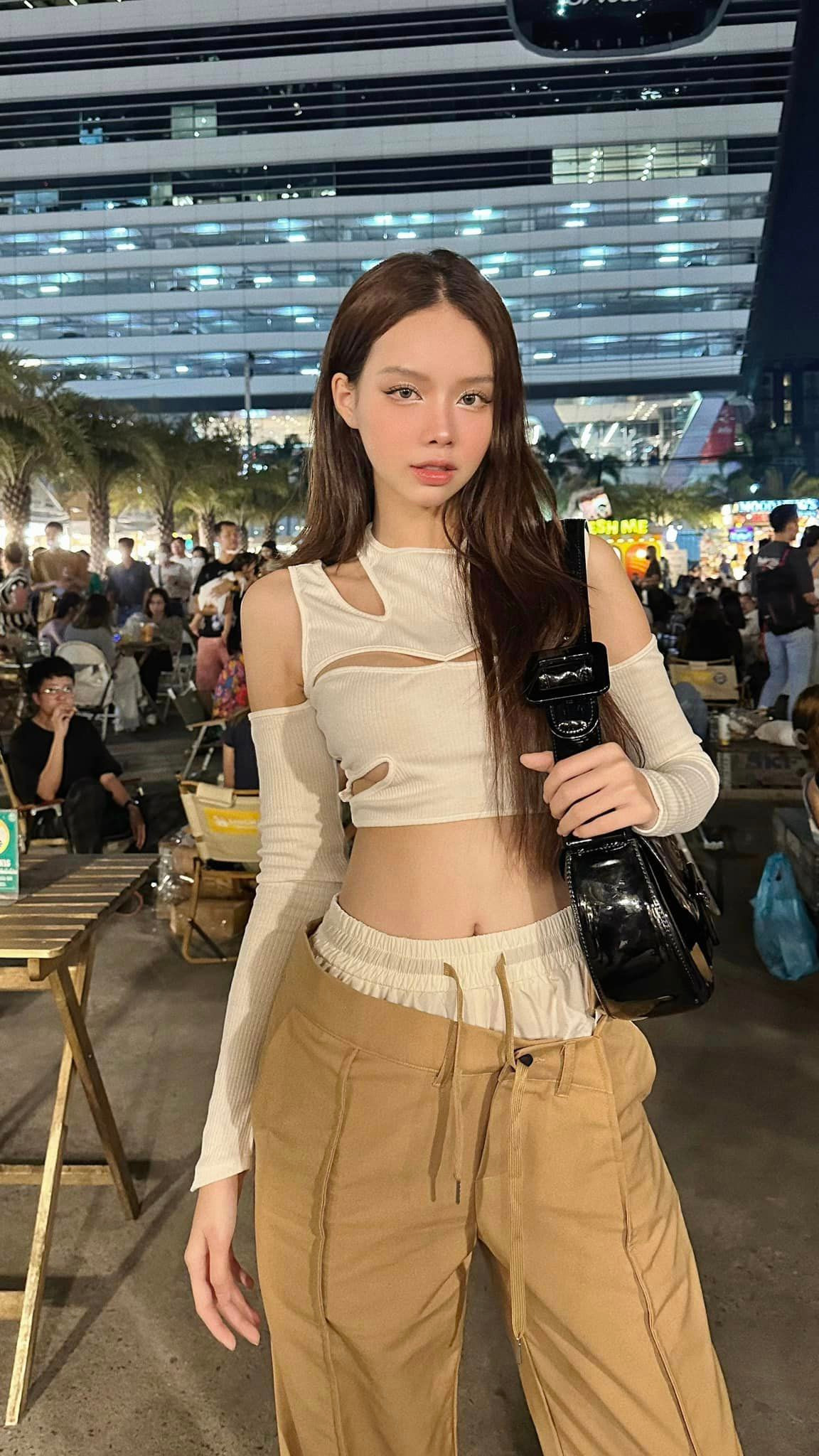 Với các khách mời, cô dâu chú rể cũng thông báo trước, nhờ mọi người mặc đồ theo phong cách ngày xưa và ai nấy đều hào hứng thực hiện. Ảnh: FBNV