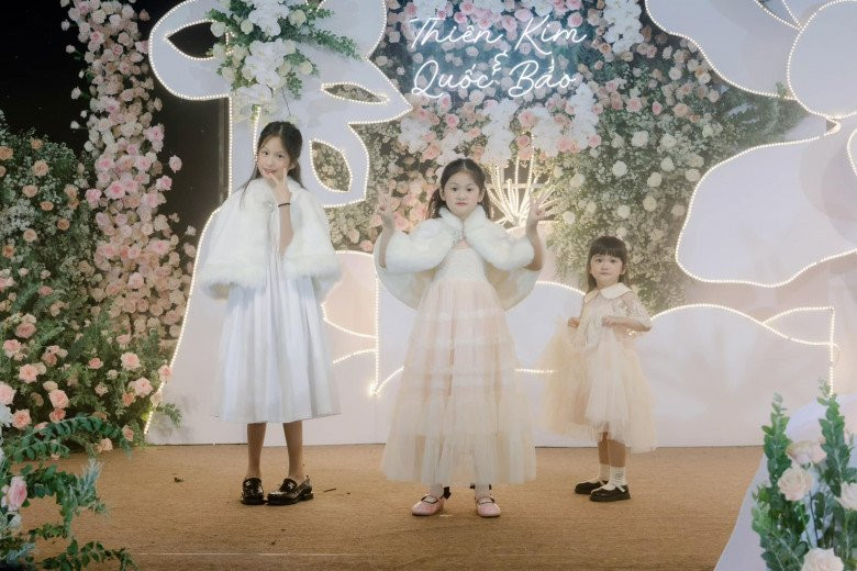 Cô nhóc 10 tuổi diện chiếc váy màu trắng tinh khôi và khoác thêm áo choàng lông sang chảnh. Trông Hana chẳng khác gì một cô công chúa bước ra từ truyện cổ tích.