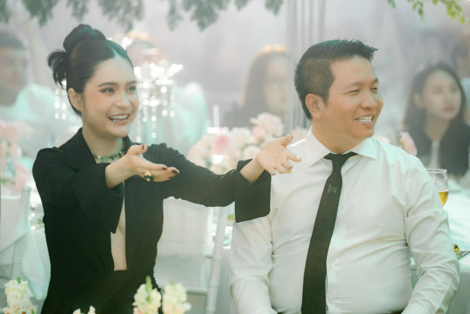 Những ngày qua, mạng xã hội đổ dồn sự quan tâm tới hôn lễ của bảo mẫu Thiên Kim nhà nữ đại gia Đoàn Di Băng.