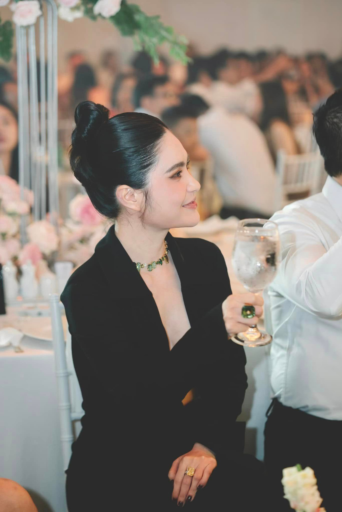 Bảo mẫu Thiên Kim luôn được Đoàn Di Băng ưu ái hơn, lương cũng được trả cao hơn gấp nhiều lần so với các bà vú khác. Ảnh: FBNV