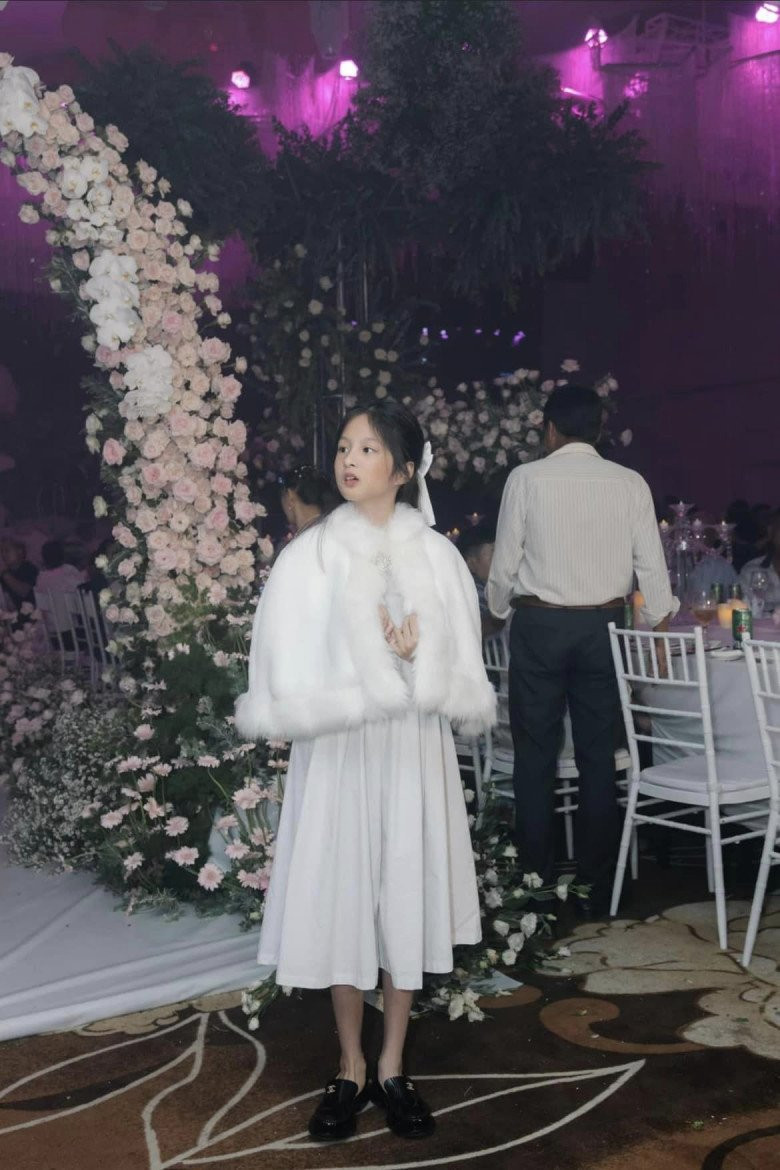 Ngay chính bố mẹ của Hana - người đăng tải bức ảnh cũng phải xuýt xoa: "Hana nhìn giống mấy tiên nữ trong phim vậy ta".