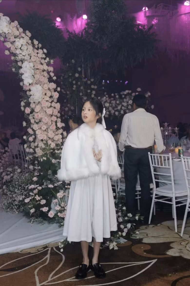 Ngay chính bố mẹ của Hana - người đăng tải bức ảnh cũng phải xuýt xoa: "Hana nhìn giống mấy tiên nữ trong phim vậy ta".