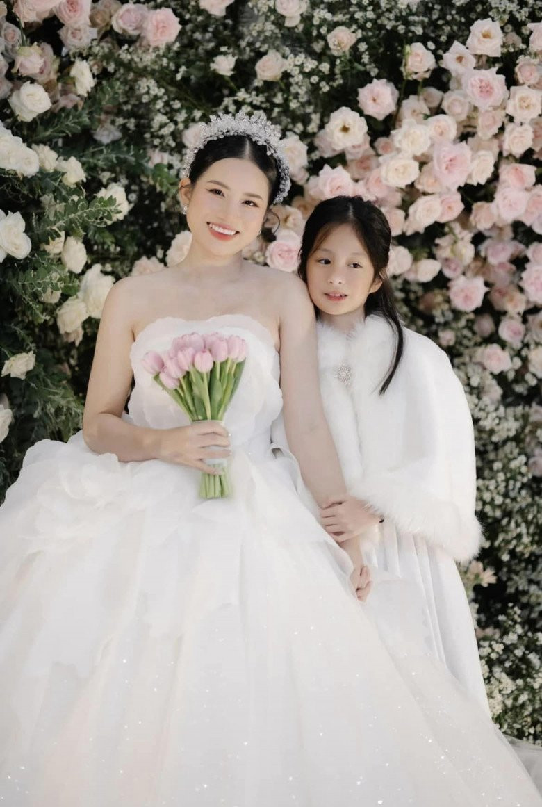 Trong bộ ảnh mà nữ đại gia chia sẻ, loạt khoảnh khắc của cô con gái lớn Hana nhanh chóng được nhiều fan chú ý.