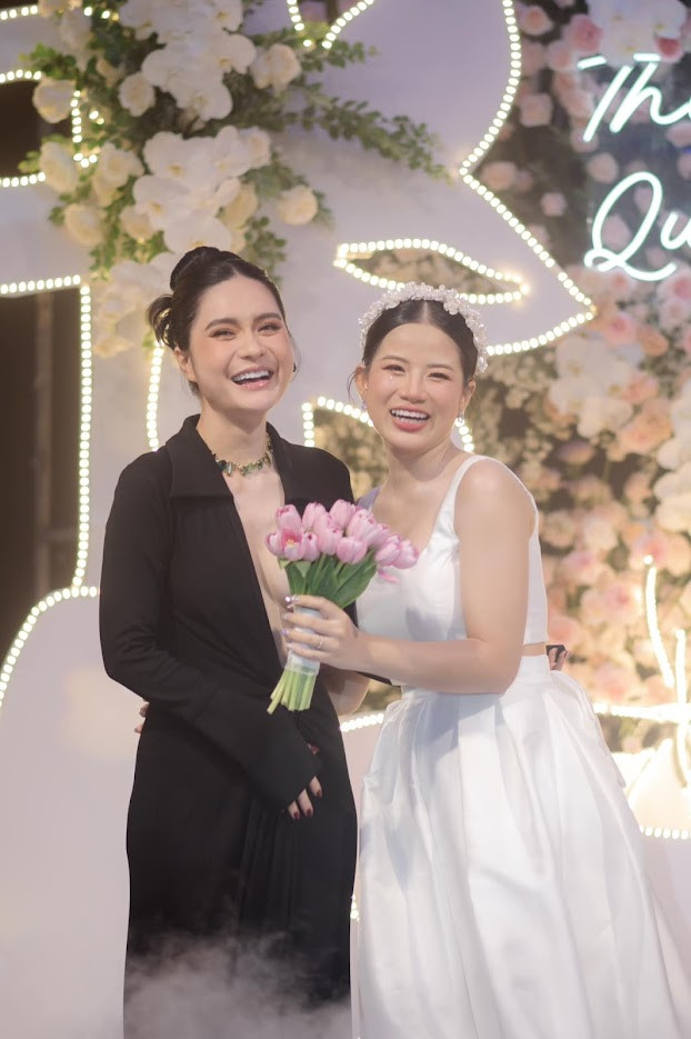 Mới đây, " nữ đại gia quận 7" Đoàn Di Băng đăng tải loạt hình ảnh trong đám cưới của bảo mẫu Thiên Kim.