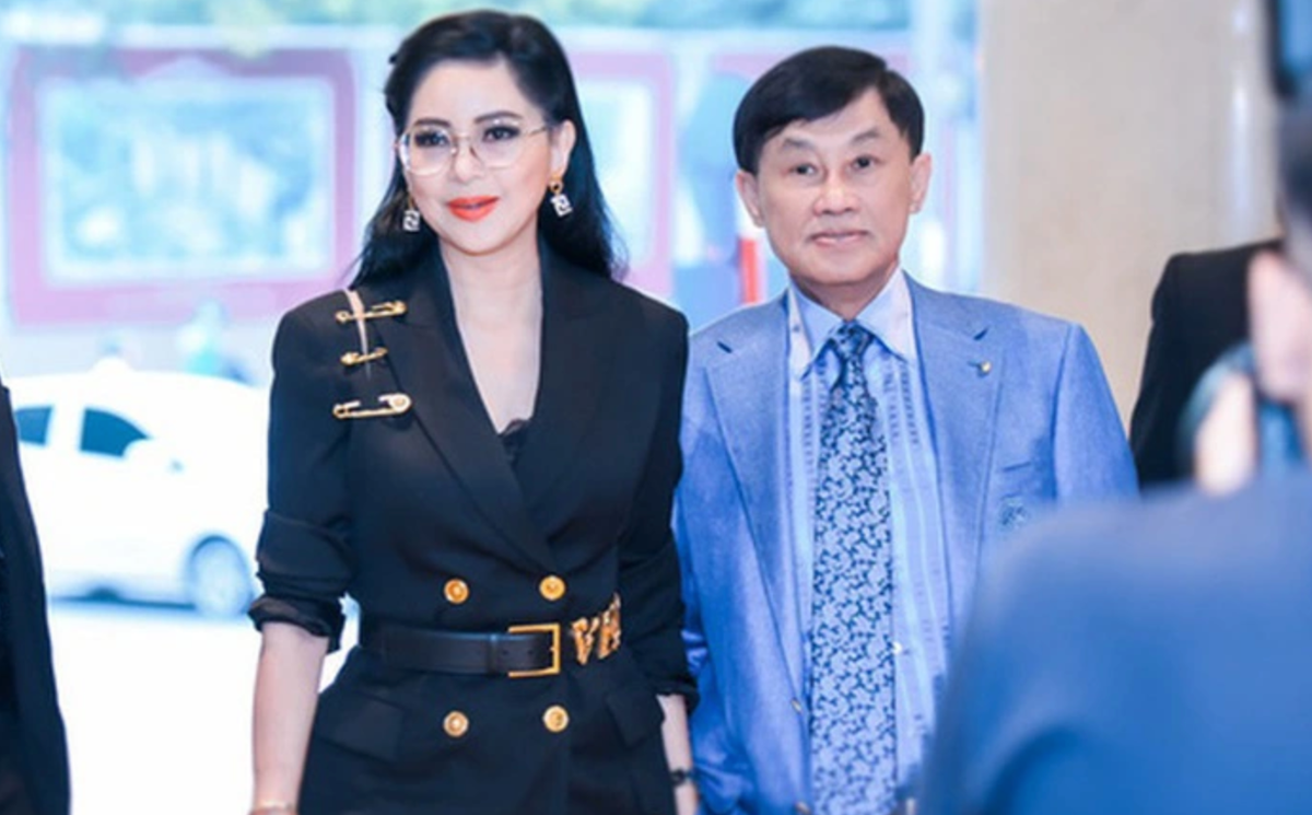 Ở tuổi 53, nữ doanh nhân không để lộ một dấu hiệu tuổi tác nào mà thay vào đó là gương mặt không chút tì vết, cực kỳ xinh đẹp.