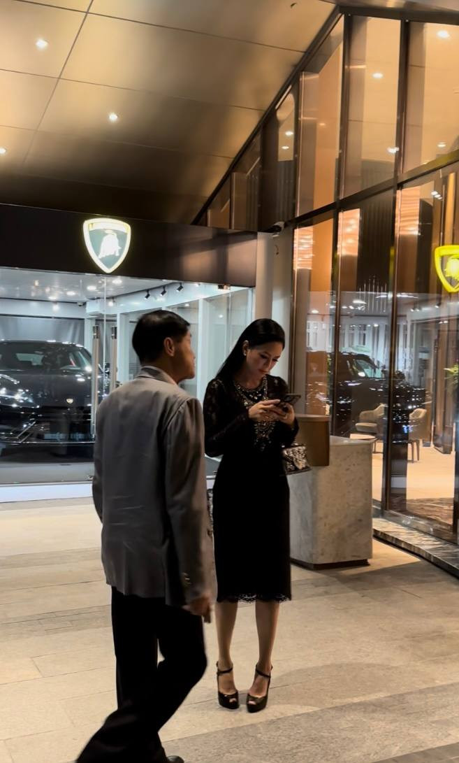 Chọn trang phục màu đen đính đá sang trọng, mẹ Tiên Nguyễn khiến mọi người không thể rời mắt trong khoảnh khắc bước xuống từ ô tô sang, theo sau là chồng - ông Johnathan Hạnh Nguyễn.