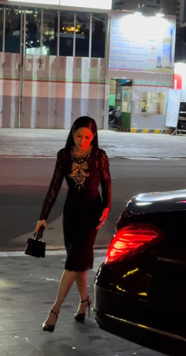 Mới đây nhất, mẹ rich kid Tiên Nguyễn , phu nhân "vua hàng hiệu" Johnathan Hạnh Nguyễn xuất hiện tại một sự kiện thu hút sự chú ý của công chúng.