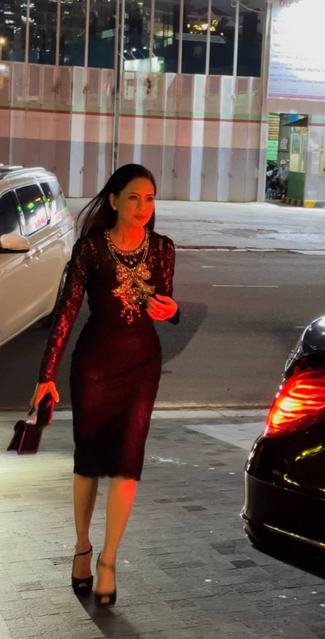 Qua ống kính cam thường của "team qua đường", bà Thuỷ Tiên một lần nữa khẳng định thần thái vượt trội của mình.