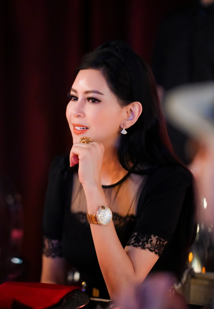 Loạt khoảnh khắc này sau khi chia sẻ lên MXH nhận về vô số lời khen từ netizen cho nhan sắc của phu nhân.