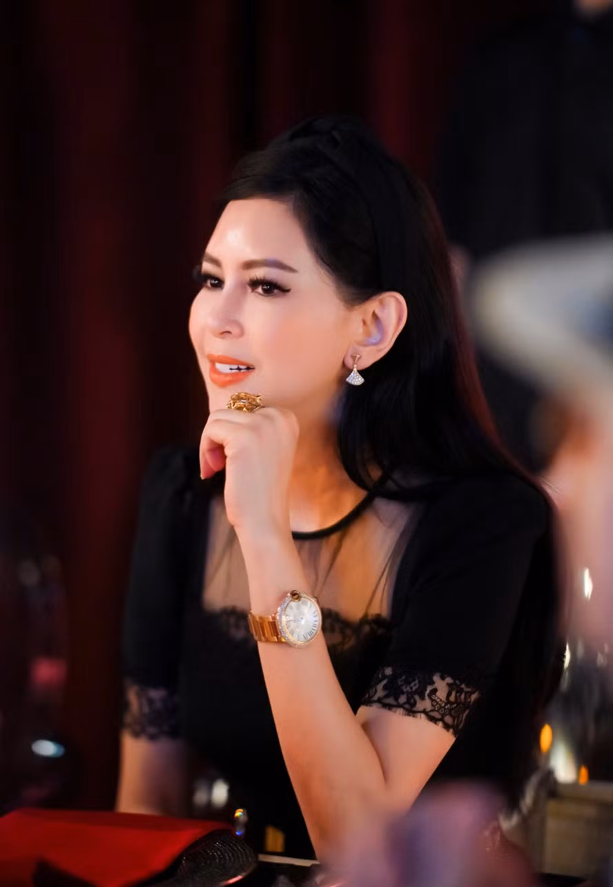 Loạt khoảnh khắc này sau khi chia sẻ lên MXH nhận về vô số lời khen từ netizen cho nhan sắc của phu nhân.