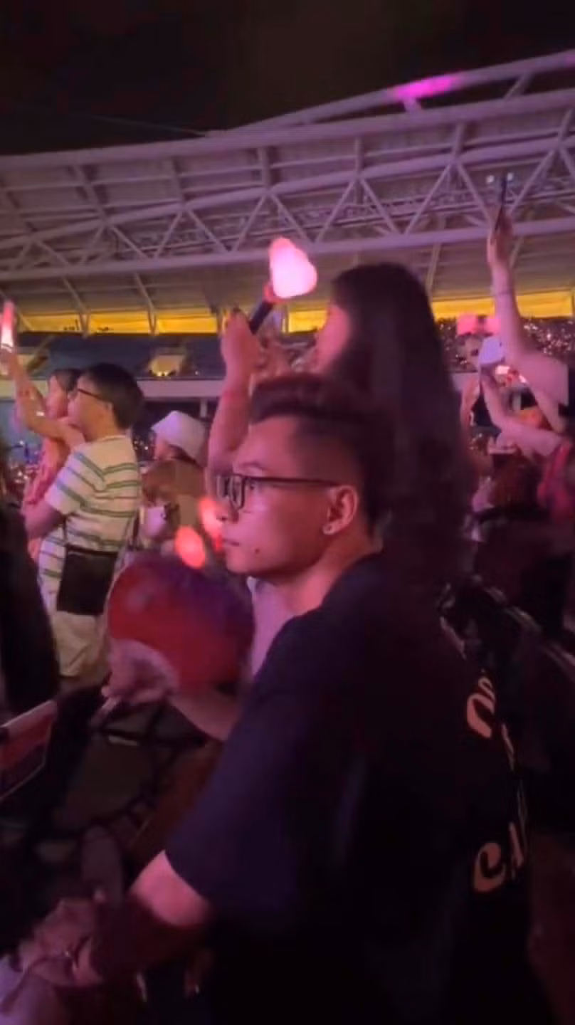 Sau khi những khoảnh khắc này được đăng tải, cư dân mạng vô cùng thích thú. Nhiều người còn đùa rằng Độ Mixi, Hà Đức Chinh và Đoàn Văn Hậu chỉ cần ra tín hiệu là fan cứu về.