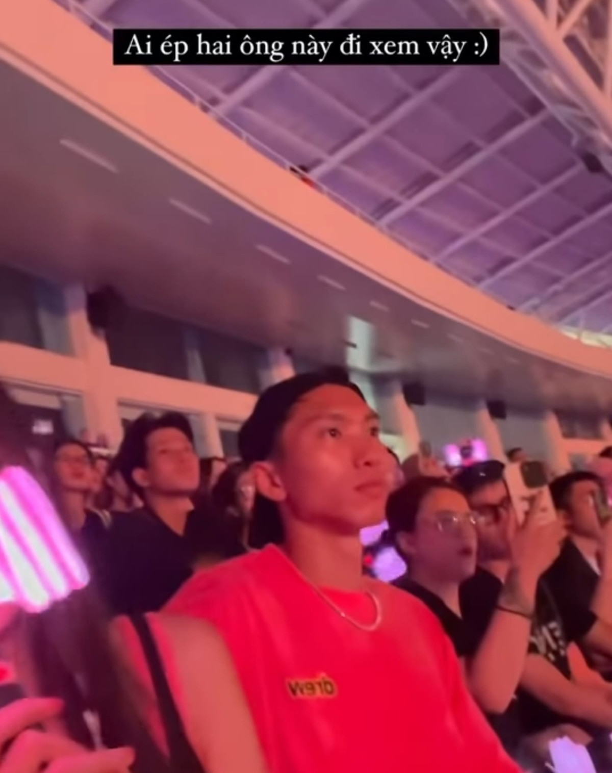 Khi mọi người xung quanh đang hát, nhảy và phấn khích trên nền nhạc thì cả Đoàn Văn Hậu và Hà Đức Chinh đều ngồi im, gương mặt thất thần đến bất lực.