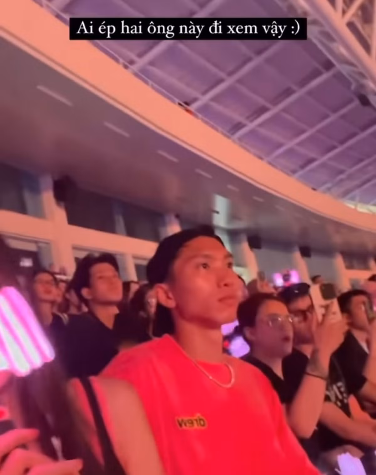 Khi mọi người xung quanh đang hát, nhảy và phấn khích trên nền nhạc thì cả Đoàn Văn Hậu và Hà Đức Chinh đều ngồi im, gương mặt thất thần đến bất lực.