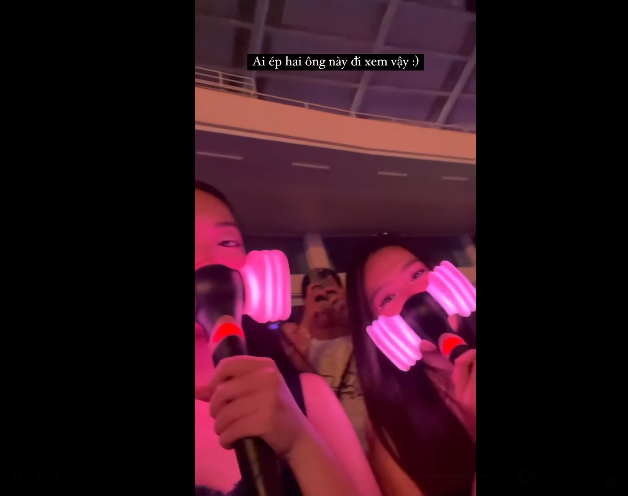 Mặc dù hộ tống các "nóc nhà" đi xem BLACKPINK thế nhưng gương mặt, biểu cảm của hai cầu thủ lại khiến netizen không nhịn nổi cười.