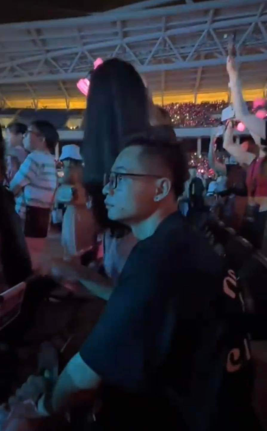 Dù không mê mẩn BLACKPINK nhưng ba chàng trai vẫn sẵn sàng xếp hàng và ngồi xem hàng tiếng đồng hồ cùng với “nóc nhà”. Ảnh: Cắt ra từ clip