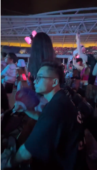 Hình ảnh Độ Mixi thờ ơ với mọi người xung quanh chỉ ngồi quạt khiến netizen cười nghiêng ngả.