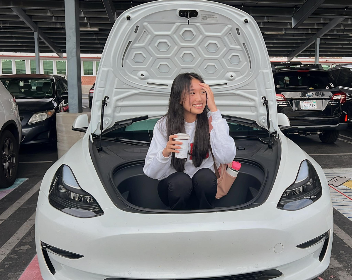 Ngoài ra nữ YouTuber 18 tuổi còn có việc kinh doanh riêng. Ảnh: FBNV