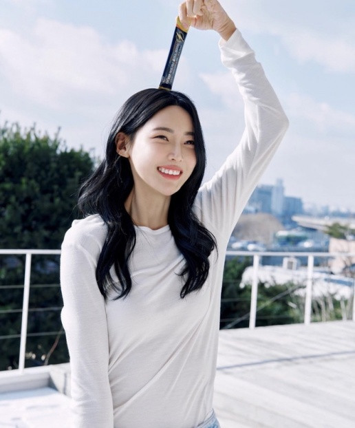 Phong cách thời trang của cô nàng tuy đơn giản nhưng vẫn ghi điểm tinh tế và thanh lịch trong cách mich match trang phục.